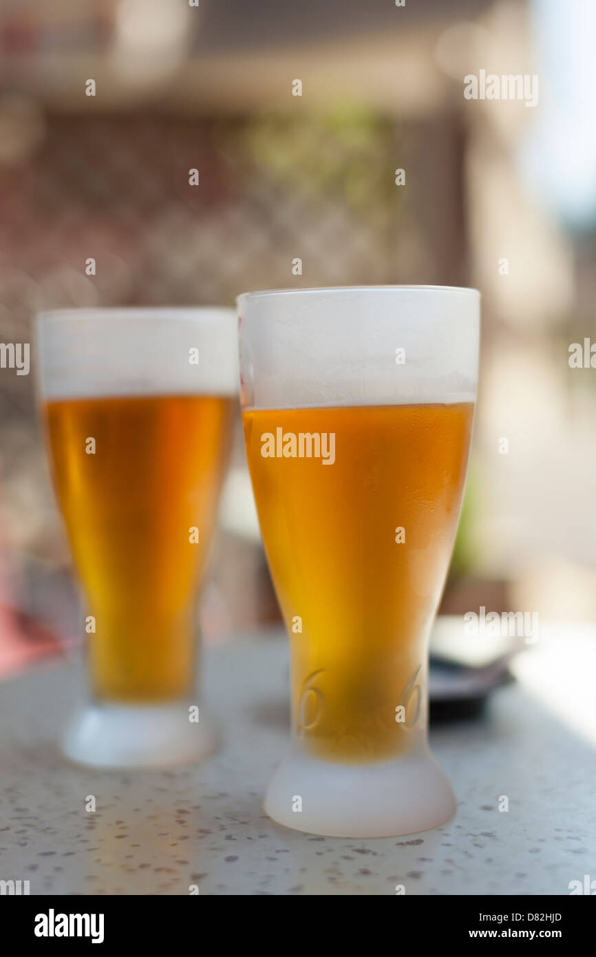 Zwei Pints von erfrischenden "seize' (Kronenbourg 1664), als an einem heißen Tag in einem Café in Frankreich diente Stockfoto