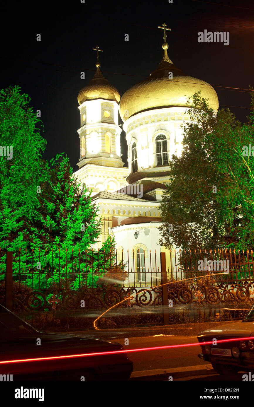 Pavlograd zentrale orthodoxe Kathedrale, die nachts beleuchtet Stockfoto