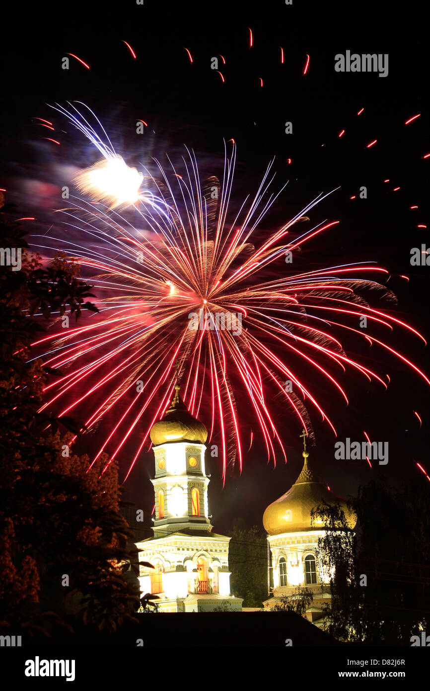 Feuerwerk über Pavlograd orthodoxe Kirche in der Nacht Stockfoto