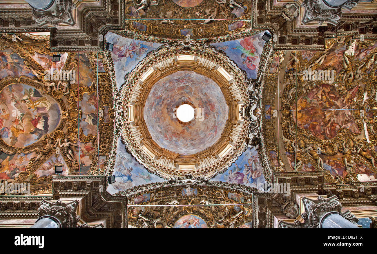 PALERMO - 8. APRIL: Kuppel und die Decke aus barocke Kirche von San Giuseppe dei Teatini 8. April 2013 in Palermo, Italien. Stockfoto