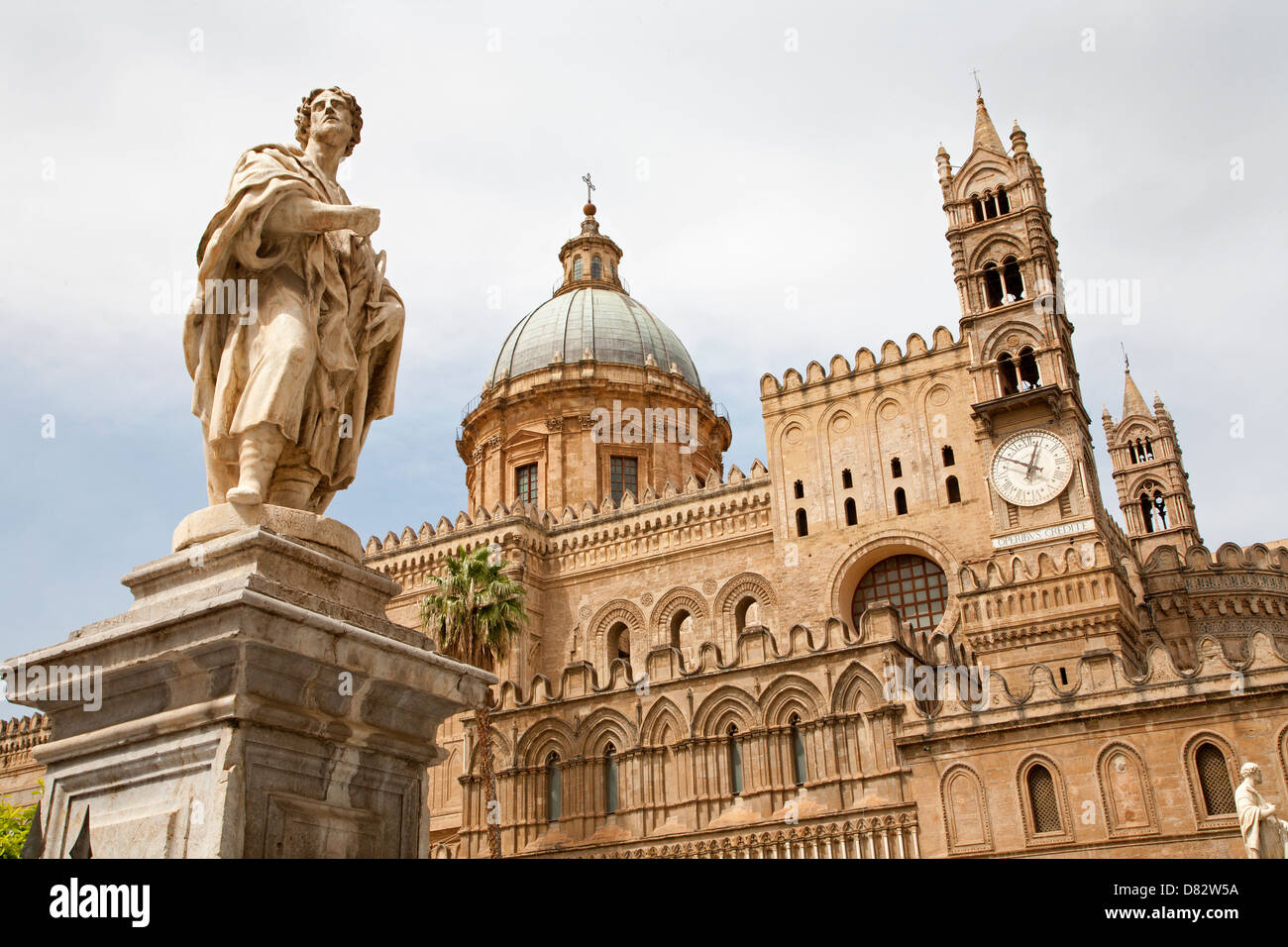 Palermo - Südportal der Kathedrale oder Duomo und Statue von St. Eustatius Stockfoto