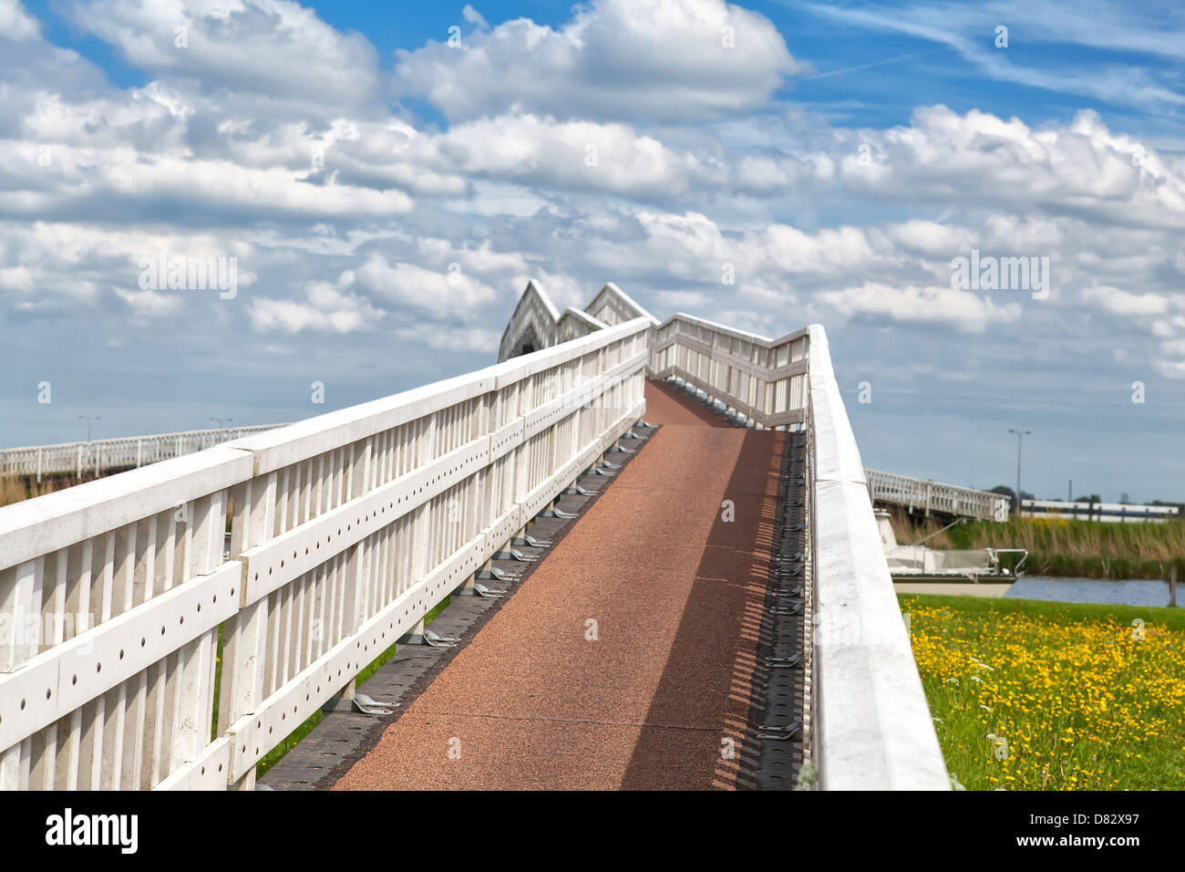 weiße Brücke für Fahrräder über blauer Himmel mit schönen Wolken, Alkmaar Stockfoto
