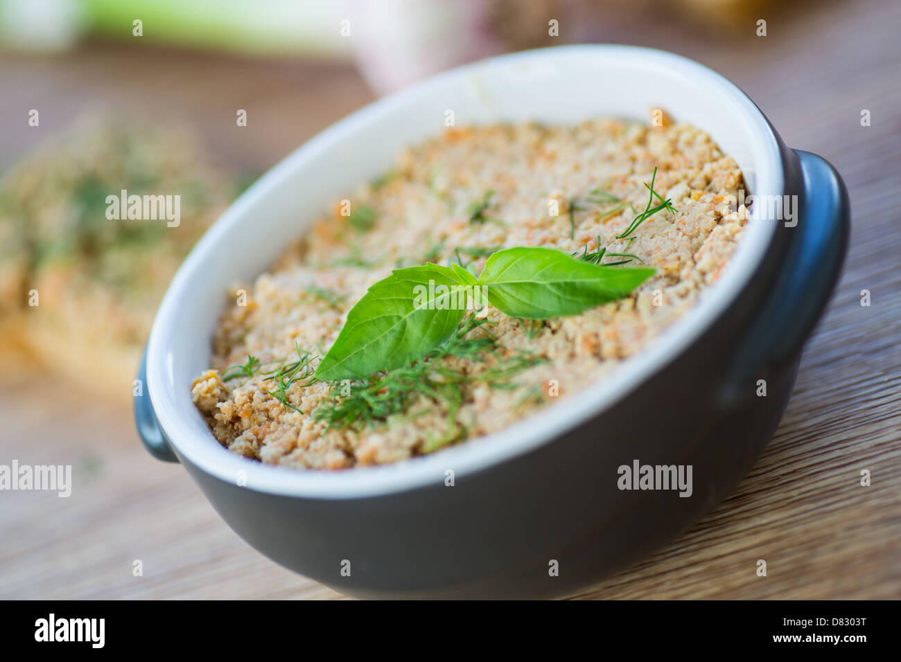 frische hausgemachte Fleisch Pastete mit Brot und Kräutern Stockfoto