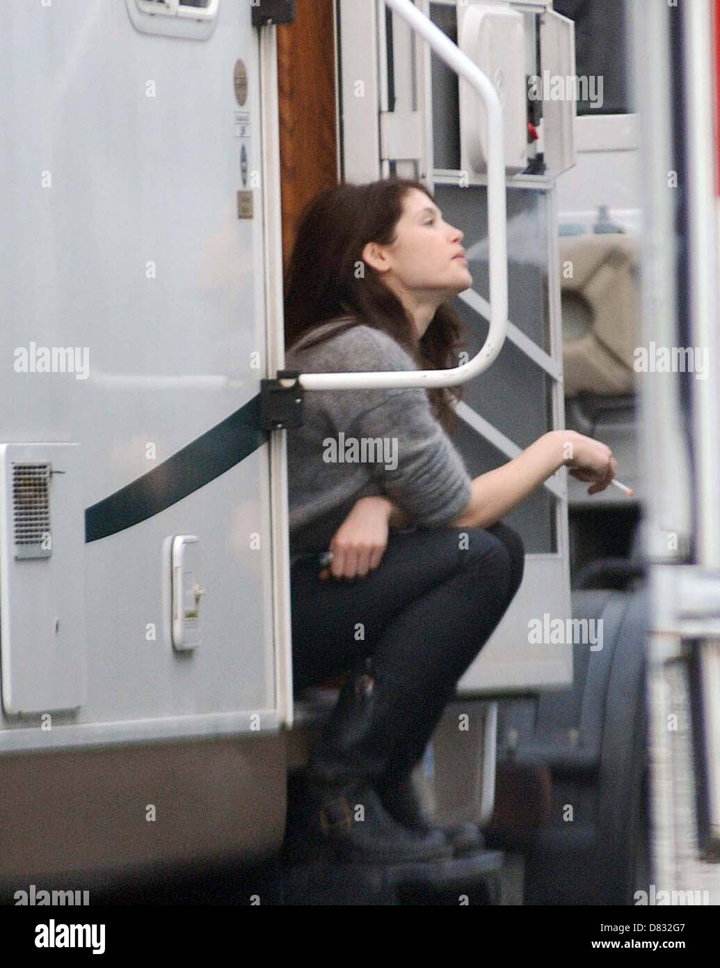Gemma Arterton Hat Eine Zigarettenpause Den Satz Von Neil Jordan Neuer Vampirfilm Byzanz Auf Dem Campus Der Ucd Dublin Irland Stockfotografie Alamy