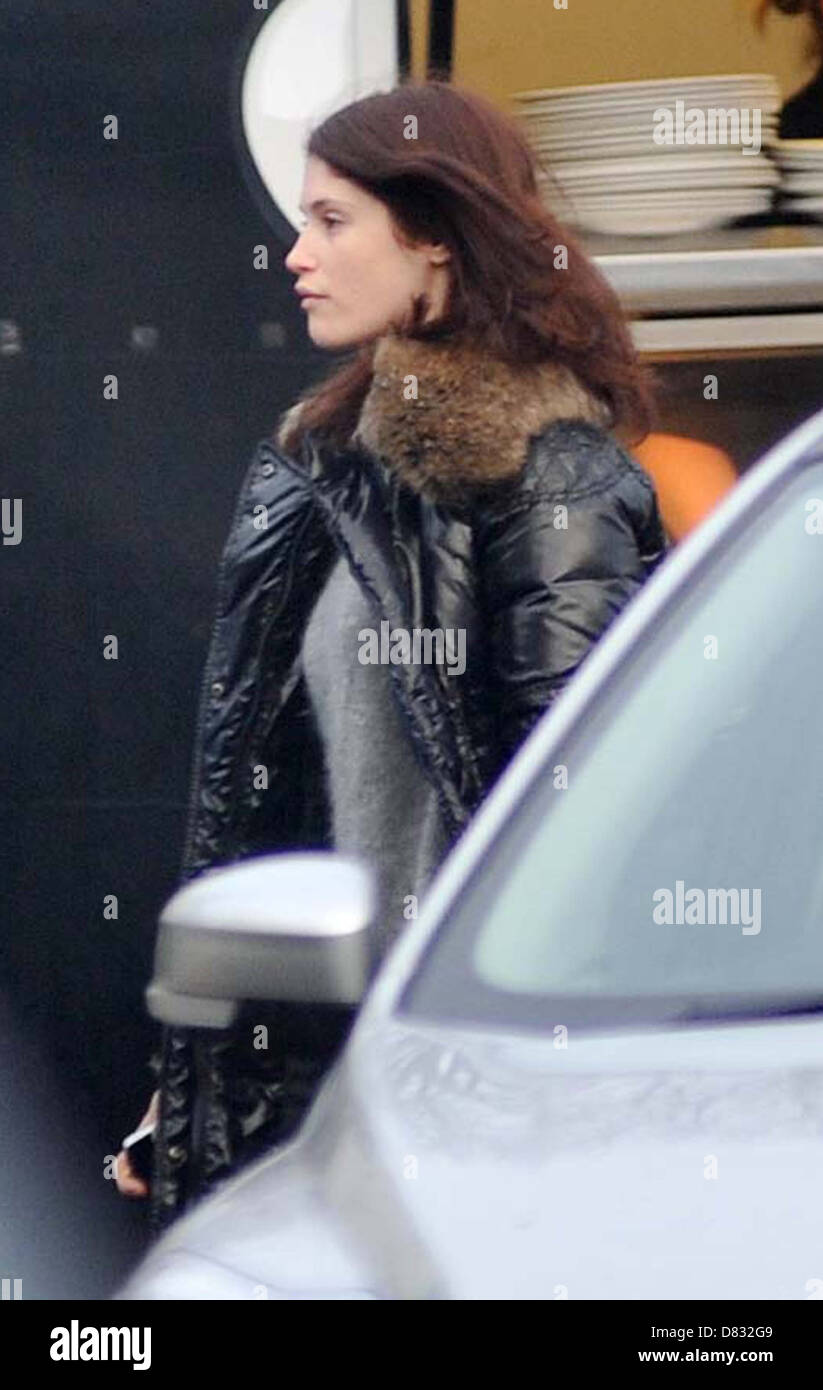 Gemma Arterton Den Satz Von Neil Jordan Neuer Vampirfilm Byzanz Auf Dem Campus Der Ucd Dublin Irland 06 01 12 Stockfotografie Alamy