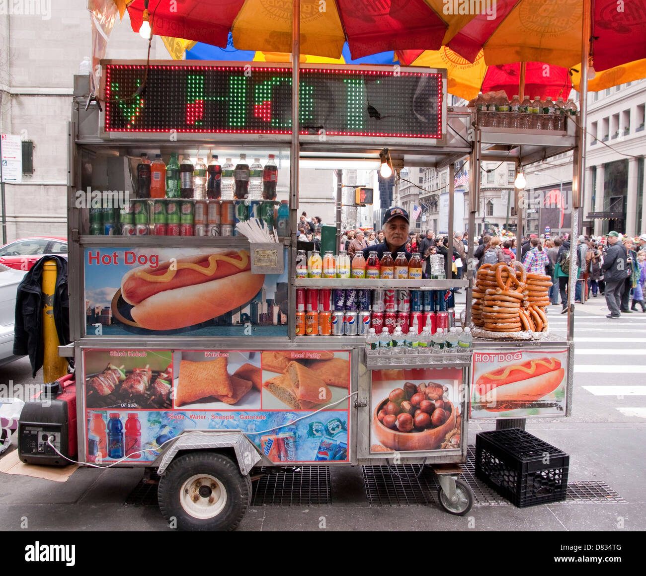 Streetfood Anbieter in Midtown Manhattan Brezeln, Bande, Schaschlik, Rindfleisch Burger, Hotdogs, Soda in einem mobilen Wagen zu verkaufen. Stockfoto