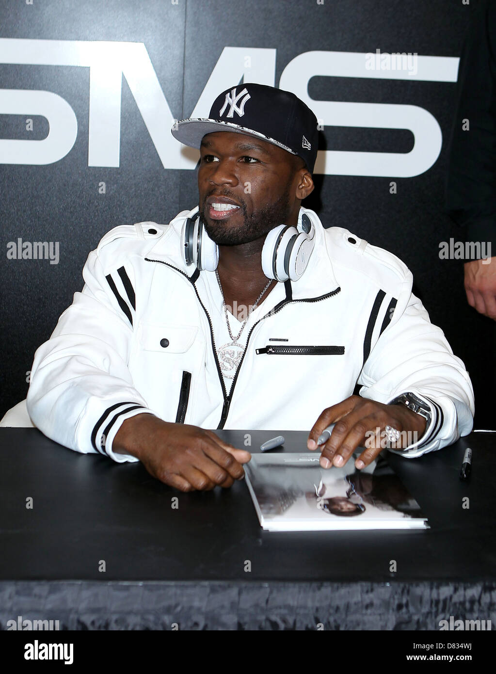 50 Cent (richtiger Name Curtis Jackson) erscheint auf dem 'SMS' Audio-stand auf der 2012 International CES in Las Vegas Convention Stockfoto