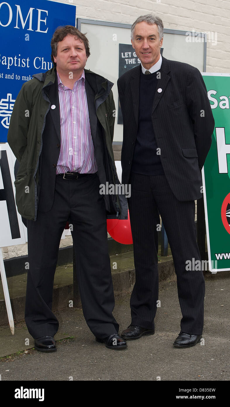 Lokalen Stadtrat Seb Berry und Peter Jones sagen Nein zu HS2 öffentliche Versammlung in Great Missenden, Buckinghamshire, England. Die Stockfoto