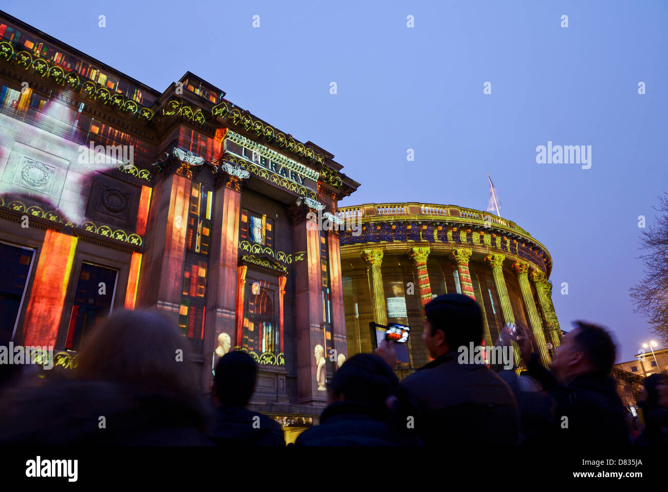 Liverpool, Vereinigtes Königreich. 17. Mai 2013. Menschenmassen sehen Sie eine Reihe von animierten Projektionen auf die Fassade des Liverpool Central Library auf seiner offiziellen Wiedereröffnung nach einer Sanierung £50 m. Das Display ist auch Teil des Liverpool Licht Nacht Arts Festival. Bildnachweis: Andrew Paterson / Alamy Live News Stockfoto