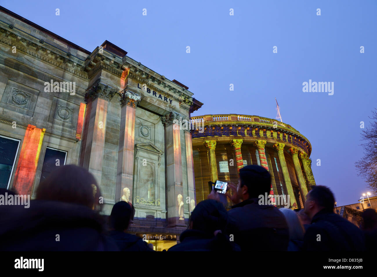 Liverpool, Vereinigtes Königreich. 17. Mai 2013. Menschenmassen sehen Sie eine Reihe von animierten Projektionen auf die Fassade des Liverpool Central Library auf seiner offiziellen Wiedereröffnung nach einer Sanierung £50 m. Das Display ist auch Teil des Liverpool Licht Nacht Arts Festival. Bildnachweis: Andrew Paterson / Alamy Live News Stockfoto