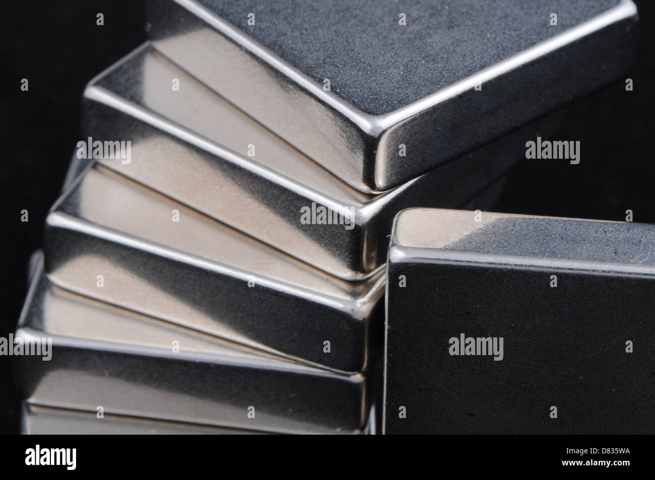 gestapelte Nickel plated Neodym Eisen Bor Seltenerd-Magneten auf einem schwarzen Hintergrund Stockfoto