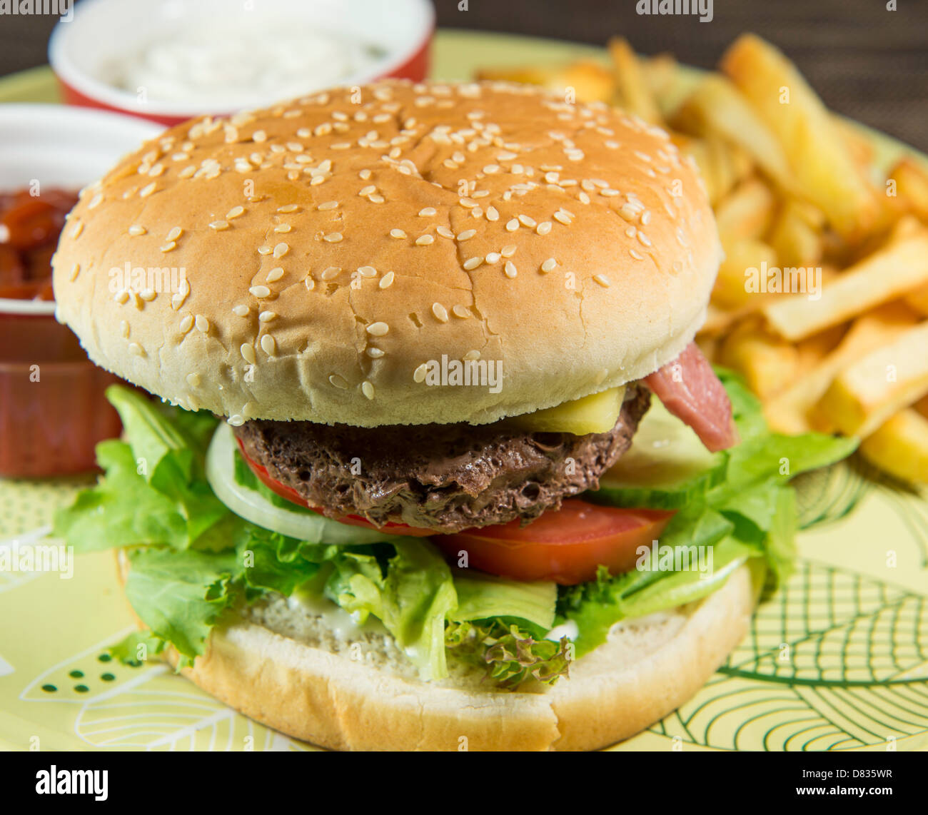 Hamburger mit Pommes frites Stockfoto