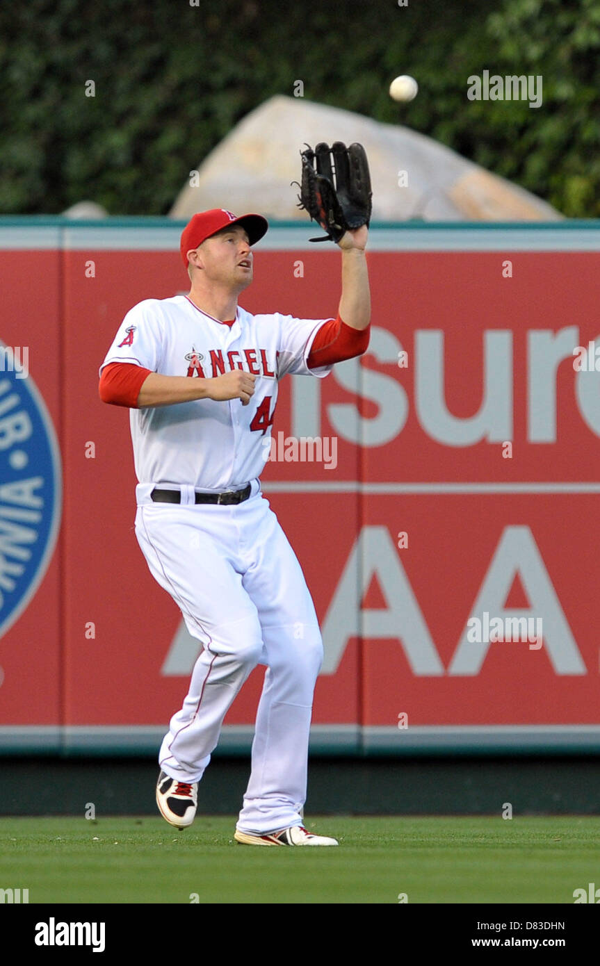 Anaheim, Kalifornien, USA. 17. Mai 2013. Los Angeles Angels erster Basisspieler Mark Trumbo (44) fängt einen Fly Ball während der Major League Baseball Spiel zwischen den Los Angeles Angels und die Chicago White Sox im Engel Stadium in Anaheim, CA. David Hood/CSM/Alamy Live News Stockfoto