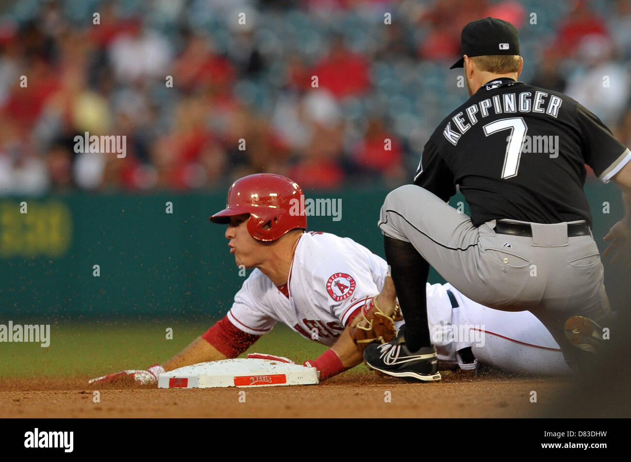 Anaheim, Kalifornien, USA. 17. Mai 2013. Los Angeles Angels links Fielder Mike Trout (27) Dias sicher in die zweite Base auf einen Wurf, der landet im Mittelfeld in der Major League Baseball Spiel zwischen den Los Angeles Angels und die Chicago White Sox im Engel Stadium in Anaheim, CA. David Hood/CSM/Alamy Live News Stockfoto