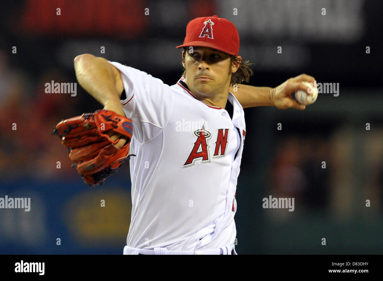 Anaheim, Kalifornien, USA. 17. Mai 2013. Los Angeles Angels ab Krug C.J Wilson (33) Stellplätze während der Major League Baseball Spiel zwischen den Los Angeles Angels und die Chicago White Sox im Engel Stadium in Anaheim, CA. David Hood/CSM/Alamy Live News Stockfoto