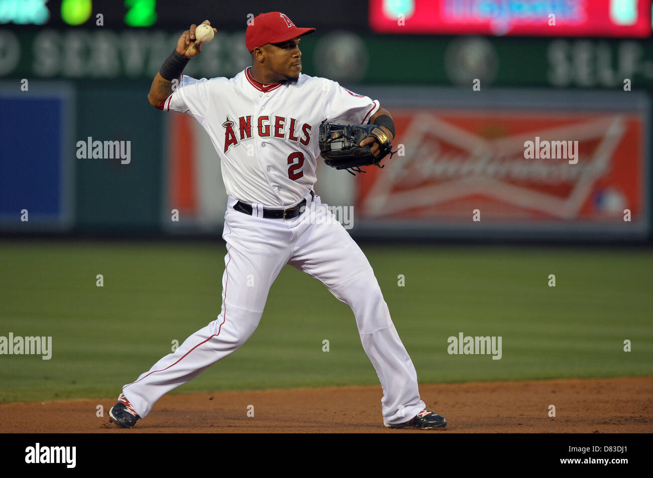 Anaheim, Kalifornien, USA. 17. Mai 2013. Los Angeles Angels Shortstop Erick Aybar (2) wirft zum ersten Base für eine während der Major League Baseball Spiel zwischen den Los Angeles Angels und die Chicago White Sox im Engel Stadium in Anaheim, CA. David Hood/CSM/Alamy Live News Stockfoto