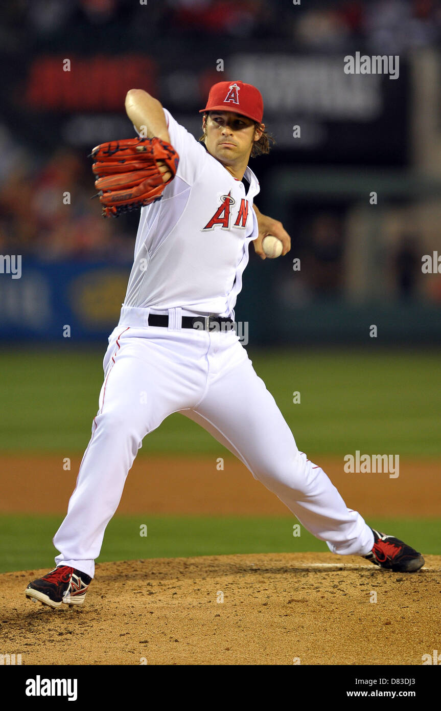 Anaheim, Kalifornien, USA. 17. Mai 2013. Los Angeles Angels ab Krug C.J Wilson (33) Stellplätze während der Major League Baseball Spiel zwischen den Los Angeles Angels und die Chicago White Sox im Engel Stadium in Anaheim, CA. David Hood/CSM/Alamy Live News Stockfoto