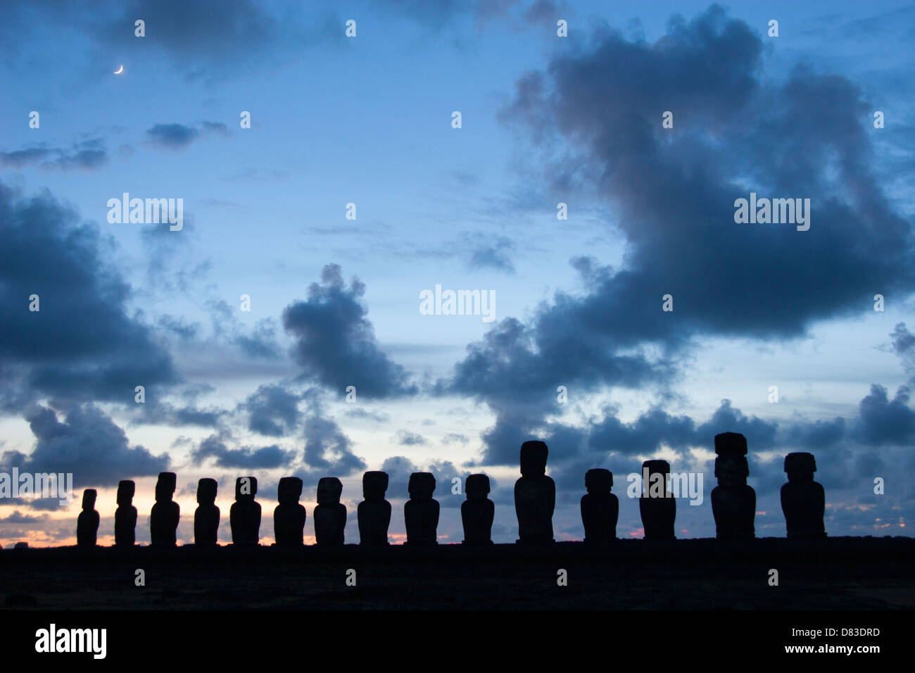 Ahu Tongariki im Morgengrauen, die größte Plattform der Osterinsel (ahu) mit 15 Moai, die in den 1990er Jahren nach dem Sturz während der Bürgerkriege und des Tsunamis wiederhergestellt wurden. Stockfoto