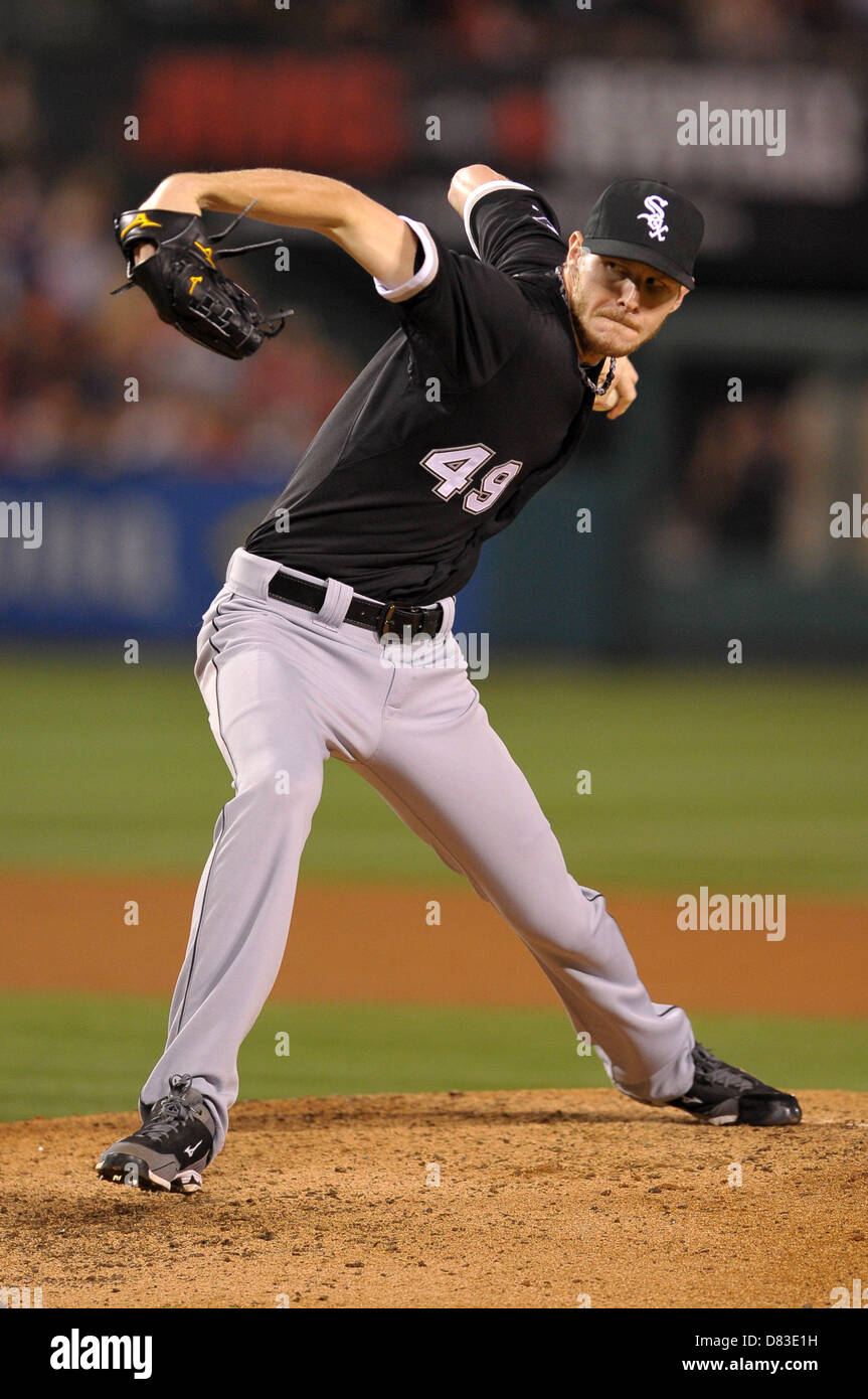 Anaheim, Kalifornien, USA. 17. Mai 2013. Chicago White Sox ab Krug Chris Sale (49) Stellplätze während der Major League Baseball-Spiel zwischen den Los Angeles Angels und die Chicago White Sox im Engel Stadium in Anaheim, CA. David Hood/CSM/Alamy Live News Stockfoto