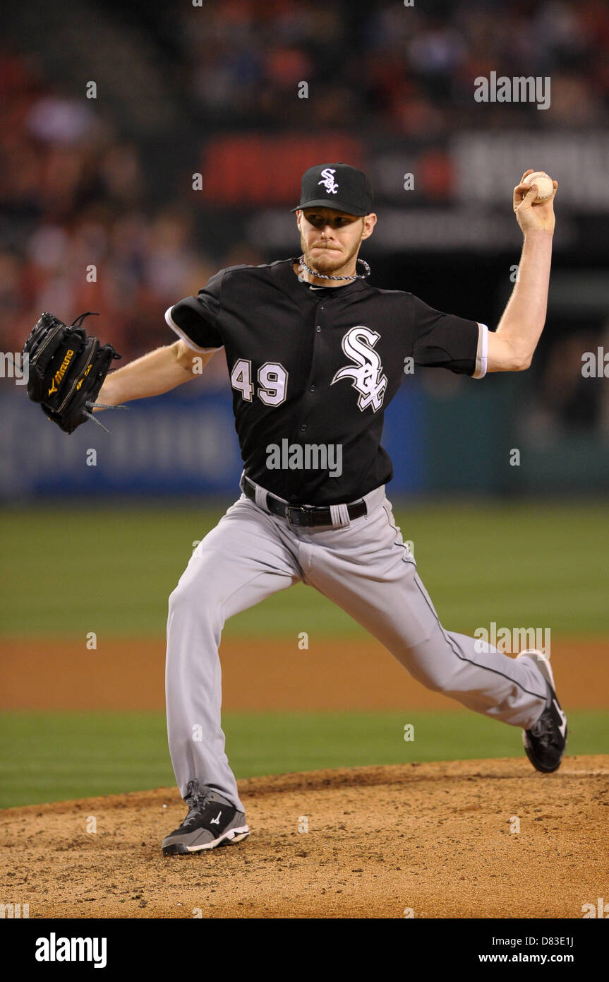 Anaheim, Kalifornien, USA. 17. Mai 2013. Chicago White Sox ab Krug Chris Sale (49) Stellplätze während der Major League Baseball-Spiel zwischen den Los Angeles Angels und die Chicago White Sox im Engel Stadium in Anaheim, CA. David Hood/CSM/Alamy Live News Stockfoto