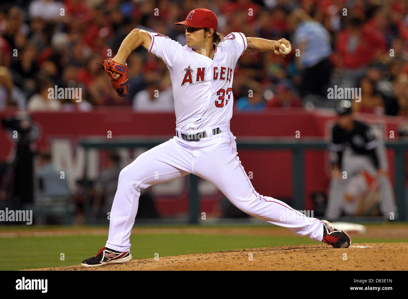 Anaheim, Kalifornien, USA. 17. Mai 2013. Los Angeles Angels ab Krug C.J Wilson (33) Stellplätze während der Major League Baseball Spiel zwischen den Los Angeles Angels und die Chicago White Sox im Engel Stadium in Anaheim, CA. David Hood/CSM/Alamy Live News Stockfoto