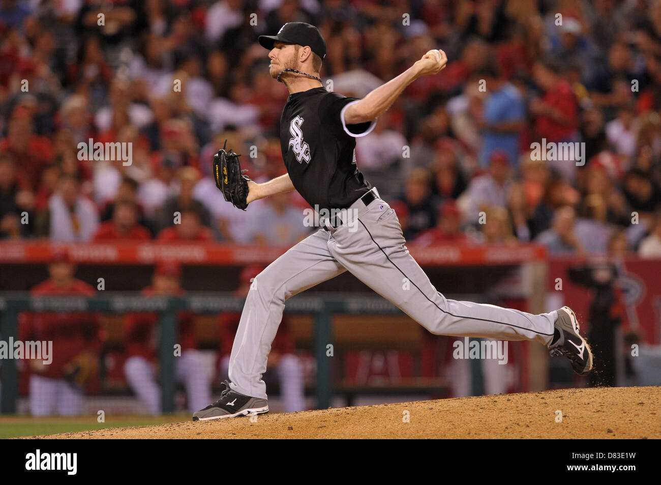 Anaheim, Kalifornien, USA. 17. Mai 2013. Chicago White Sox ab Krug Chris Sale (49) Stellplätze während der Major League Baseball-Spiel zwischen den Los Angeles Angels und die Chicago White Sox im Engel Stadium in Anaheim, CA. David Hood/CSM/Alamy Live News Stockfoto