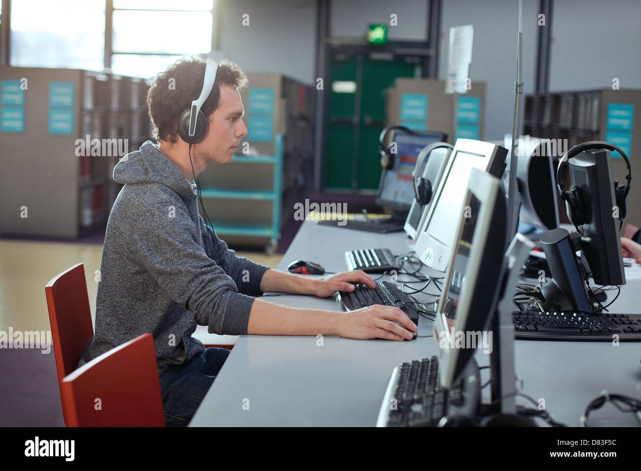 Schüler arbeiten am Computer in der Bibliothek Stockfoto