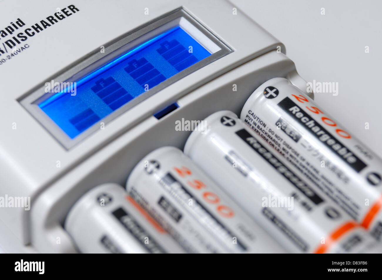 Intelligente AA Batterie Schnellladegerät mit LCD zeigt den Ladezustand und vier NiMh-Akkus Stockfoto