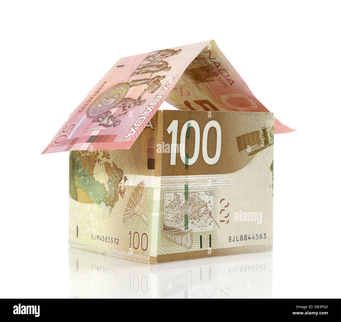 Modell eines Hauses aus kanadischen Dollar Rechnungen Nahaufnahme gemacht, Hypotheken, Investitionen, Sachversicherungen, Grundsteuer, Banking-Konzept Stockfoto