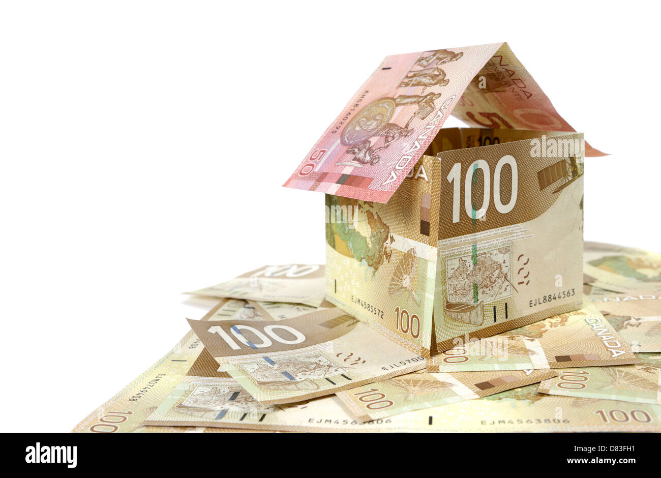 Modell eines Hauses hergestellt aus kanadischer Dollar Rechnungen Closeup Hypothek als Finanzinvestition gehaltenen Immobilien Versicherung Grundsteuer Banking-Konzept Stockfoto