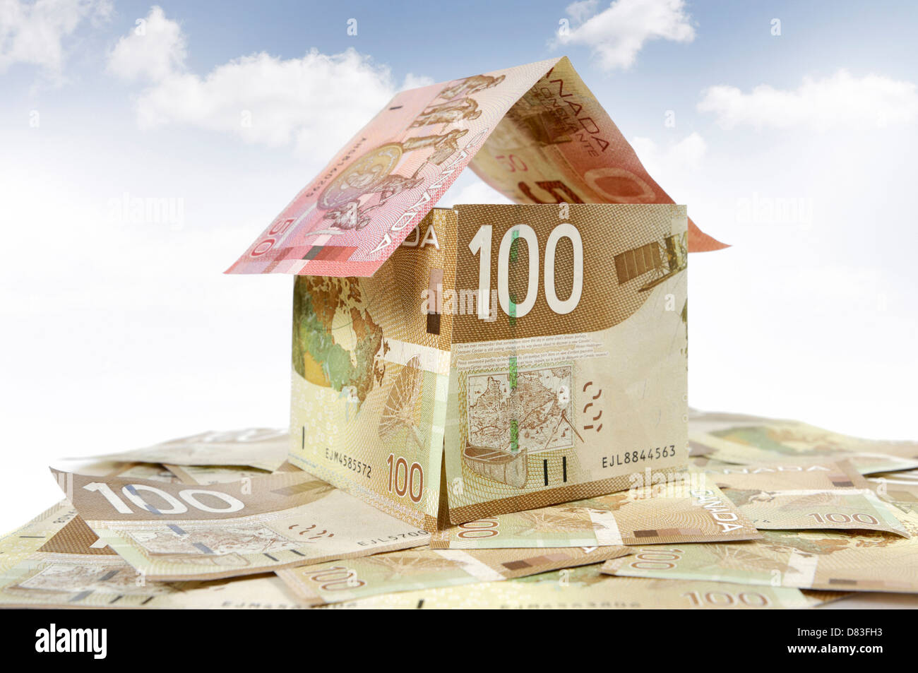 Modell eines Hauses hergestellt aus kanadischer Dollar Rechnungen Closeup Hypothek als Finanzinvestition gehaltenen Immobilien Versicherung Grundsteuer Banking-Konzept Stockfoto