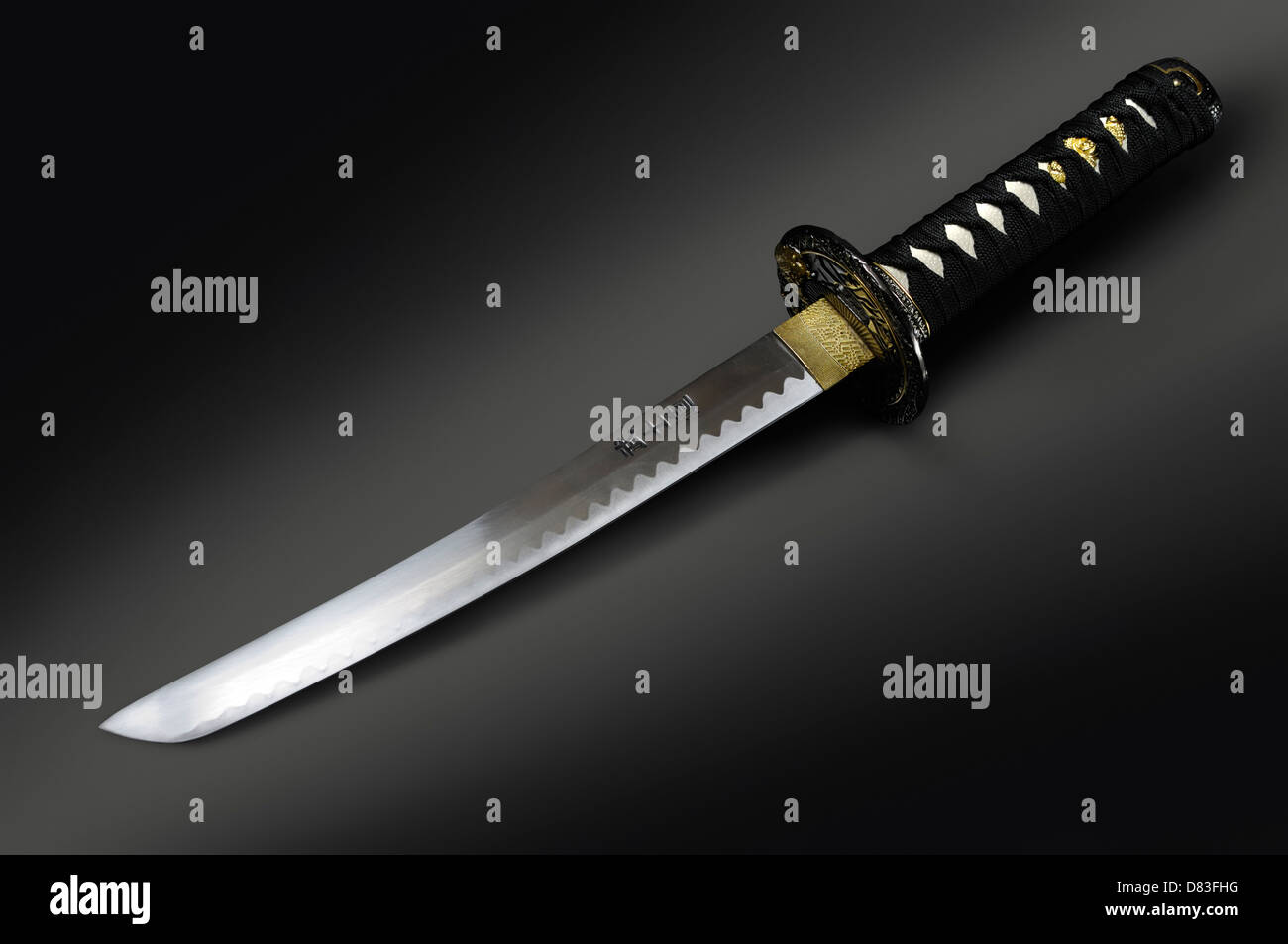 Kurze Samuraischwert japanische Tanto Nahaufnahme einer Klinge isoliert mit  Beschneidungspfad Stockfotografie - Alamy