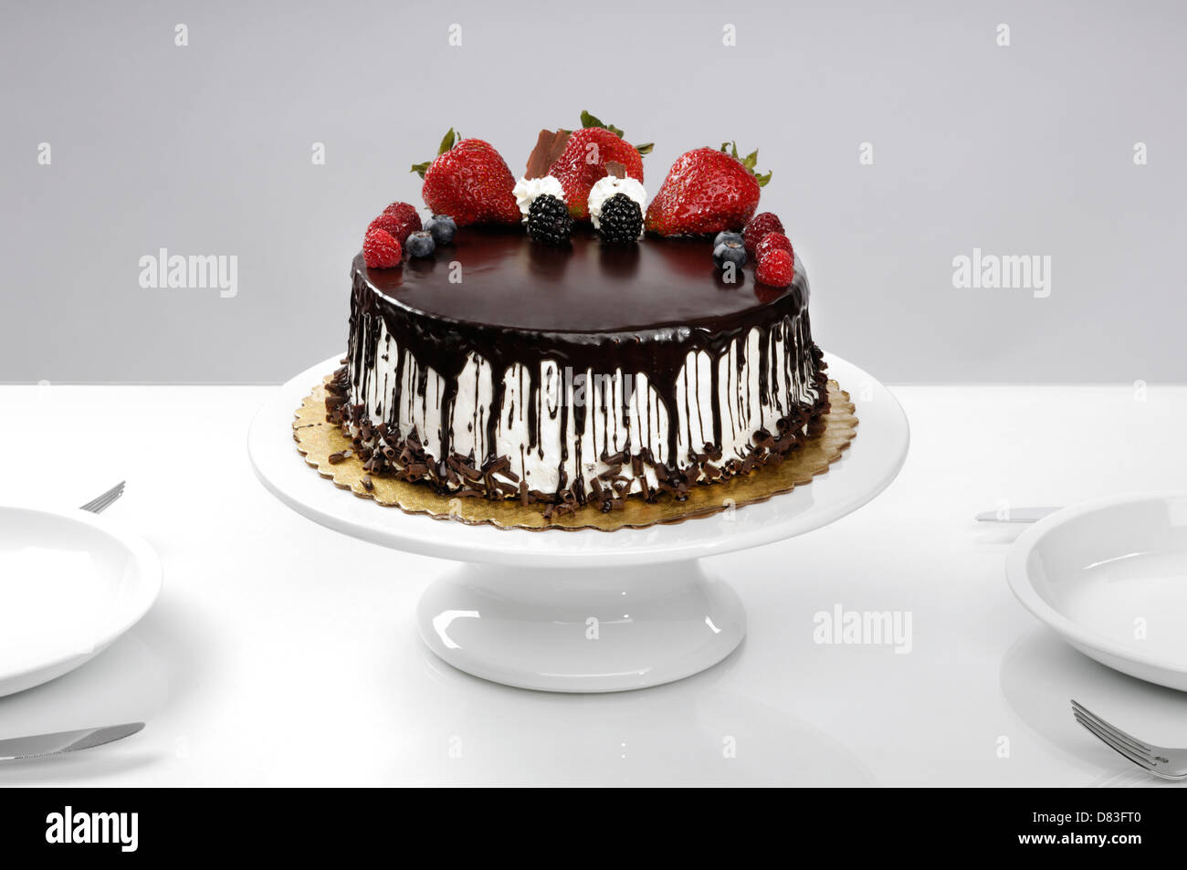 Chocolate Cake mit Erdbeeren auf einem Tisch Stockfoto