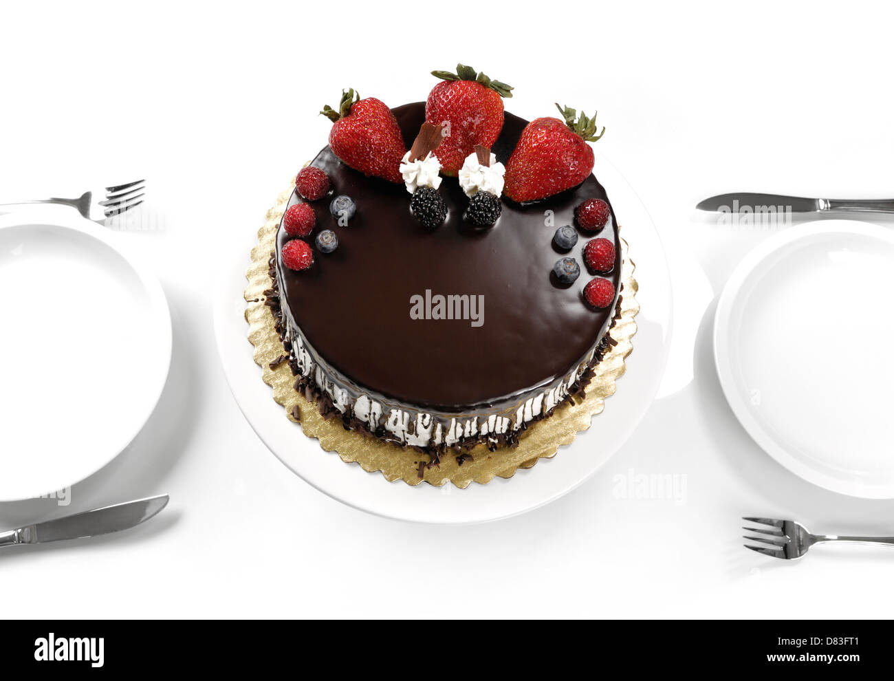 Chocolate Cake mit Erdbeeren auf einem Tisch Stockfoto