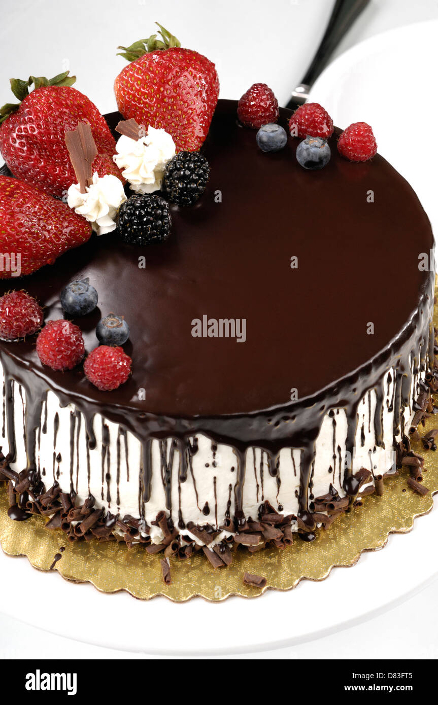 Chocolate Cake mit Erdbeeren Stockfoto