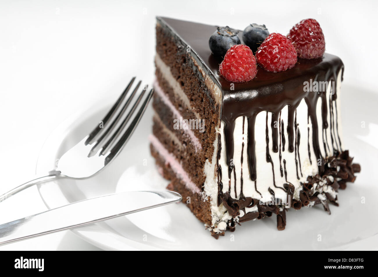 Schokoladenkuchen mit Himbeeren auf einem Teller Stockfoto