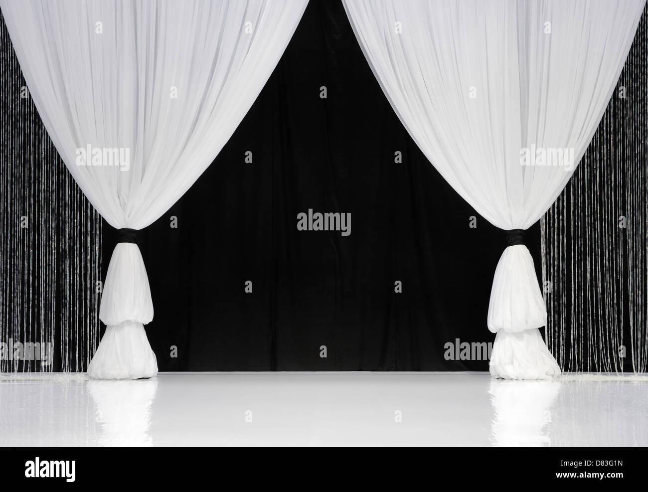 Weiße Bühnenvorhänge über schwarze Vorhänge im Hintergrund Stockfoto