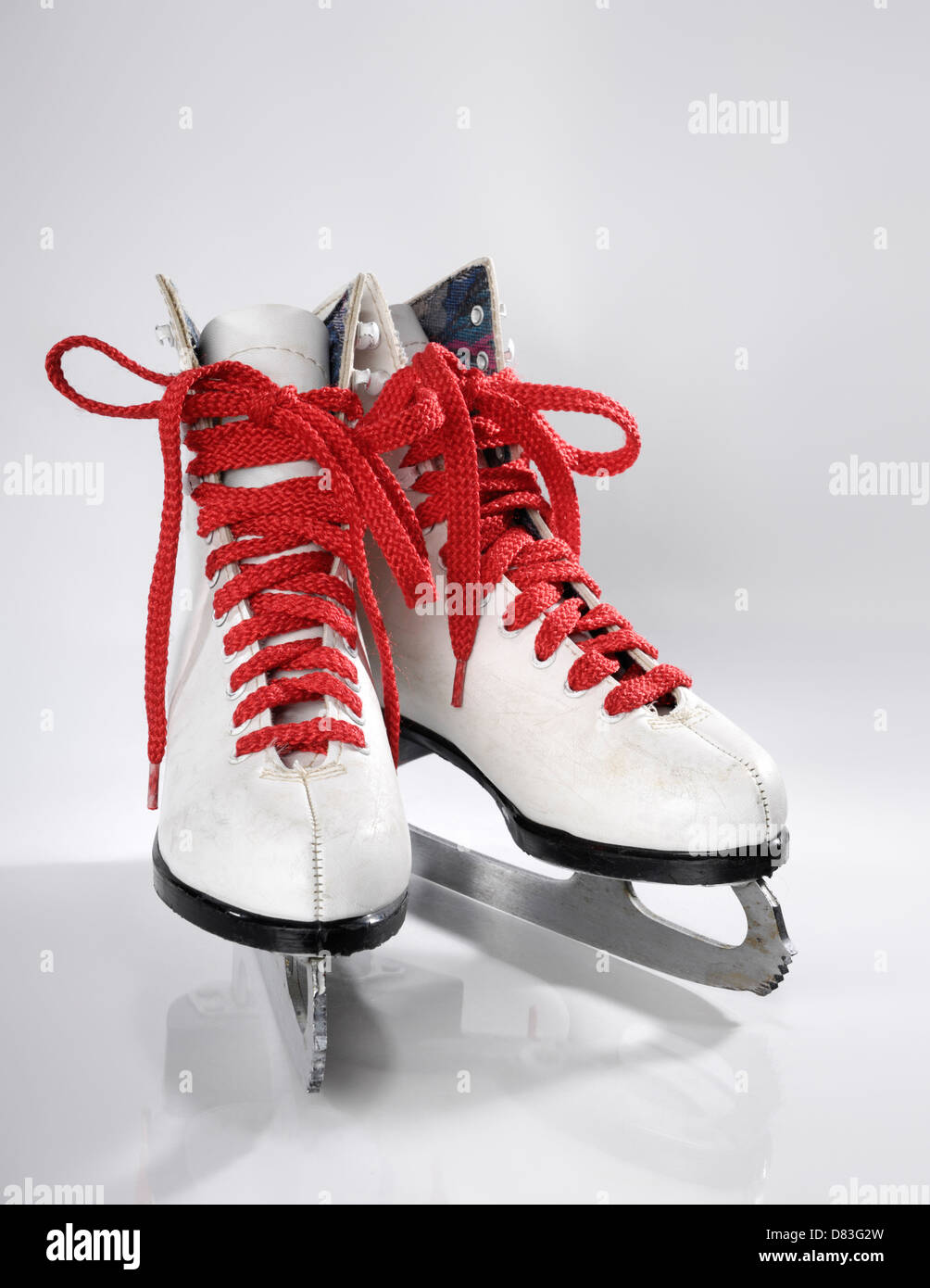 Schlittschuhe mit roten Schnürsenkeln isoliert auf weißem Hintergrund Stockfoto