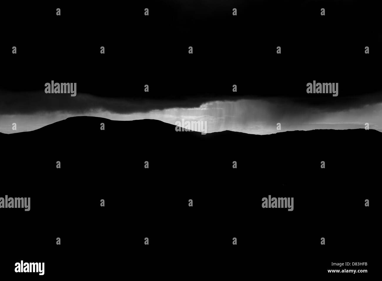 Regnerischen launisch Himmel mit Sonne stossen durch Wolken über Berge geben Hoffnung und für die Zukunft zu ändern Stockfoto
