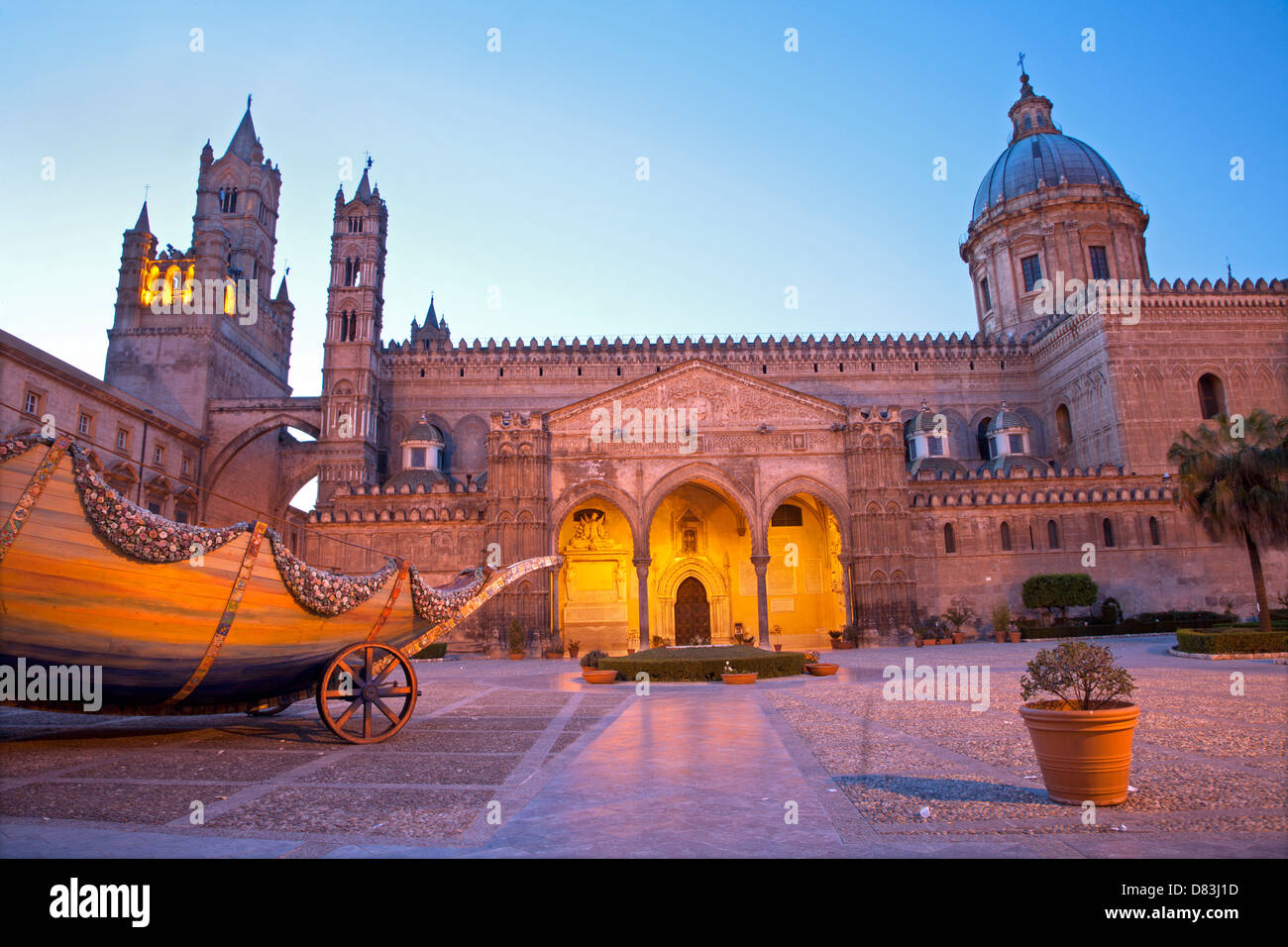 Palermo - Südportal der Kathedrale oder Duomo in der Abenddämmerung Stockfoto