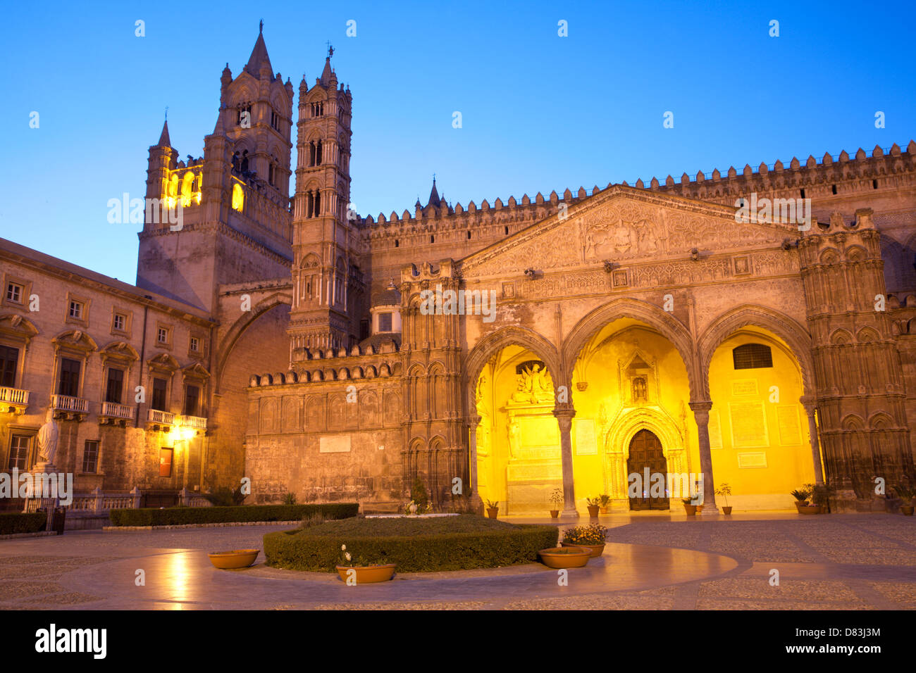 Palermo - Südportal der Kathedrale oder Duomo in der Abenddämmerung Stockfoto