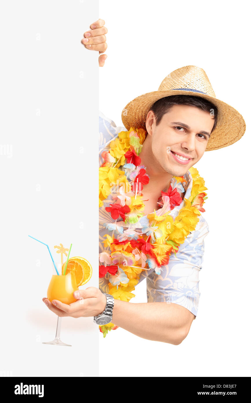 Lächelnder Mann in traditioneller Tracht hinter eine Blindplatte holding cocktail isolierten auf weißen Hintergrund Stockfoto