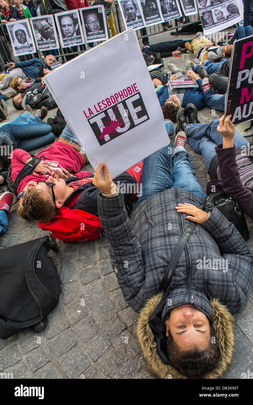 Paris, Frankreich, Anti-Homophobie-Demonstration, Kundgebung, Act Up-Paris, AIDS Activits, inszenieren ein "die-in" zum Gedenken an die Opfer homophoben Hasses, am Internationalen Tag gegen Homophobie, "IDAHOT", halten Protestschilder, Jugendaktivist lgbt Flashmob, DER GEWALT gegen schwule Männer AUSÜBT Stockfoto