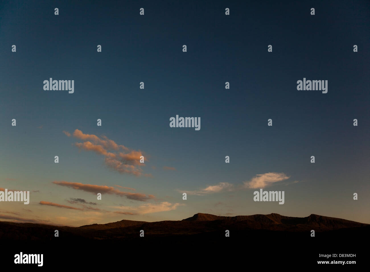 Cadiar Idris Cader Idris bei Sonnenuntergang mit tief hängenden Wolken abstrakte Formen einsam Himmel Isolierung und Freiheit Stockfoto