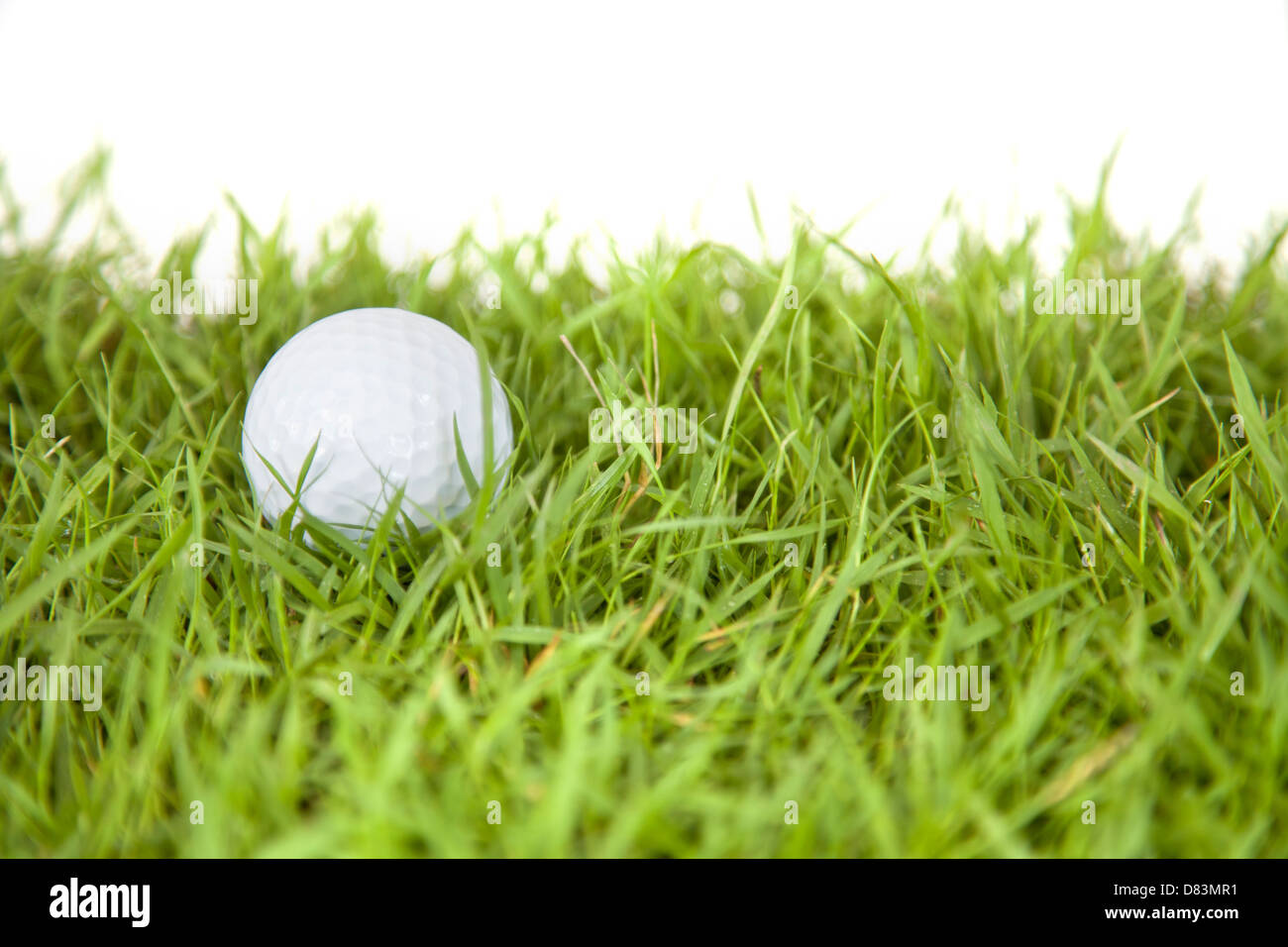 Nahaufnahme des Golfballs grobe Gras Stockfoto
