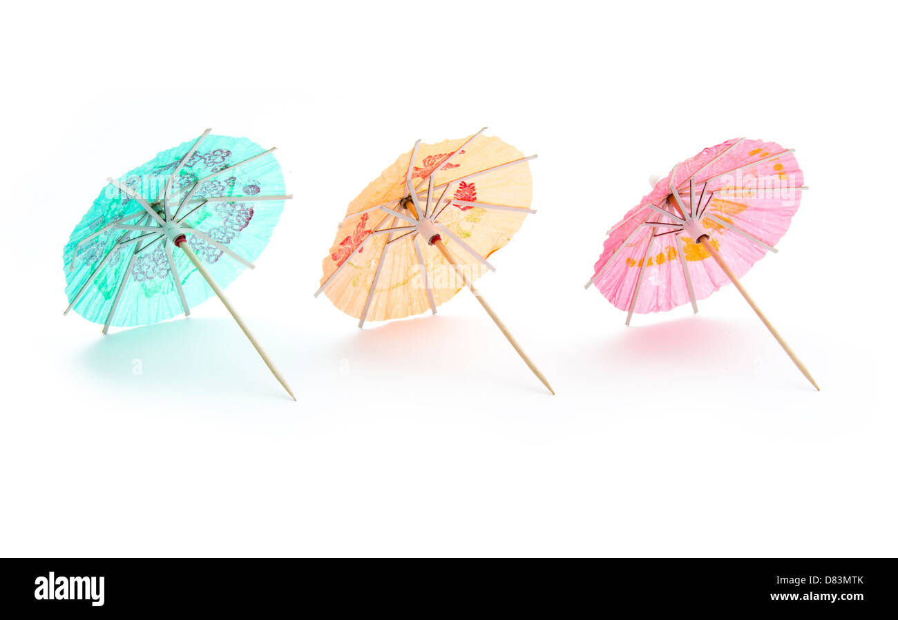 bunten cocktail Regenschirme isoliert auf weißem Hintergrund Stockfoto