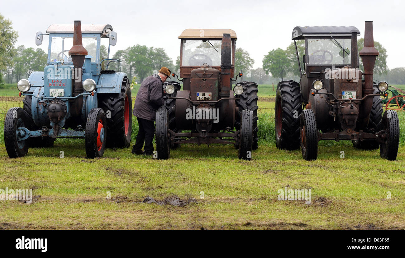 Besucher beobachten, einen polnischen Traktor des Modells Ursus von 1948 und zwei Lanz Traktoren von 1951 (L) und 1939 (R) an den Traktor Show/Klassikertreffen in Fischerhude, Deutschland, 18. Mai 2013. Beginn des landwirtschaftlichen Oldtimer-Festival (18.-20. Mai 2013) wurde von vielen Regen gestört. Foto: Ingo Wagner Stockfoto