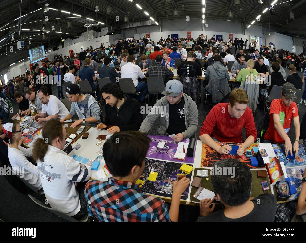 Teilnehmer der deutschen Yu-Gi-Oh! Trading Card Game Meisterschaften spielen gegeneinander in Schkeuditz, Deutschland, 18. Mai 2013. Mehr als 800 Spieler traten gegeneinander um den Titel des deutschen Meisters der japanischen Kartenspiel zu gewinnen. Die besten 32 Spieler erreicht eine Qualifikation für die Europameisterschaften Ende Juni ich n Frankfurt (Main). Foto: Hendrik Schmidt/dpa Stockfoto