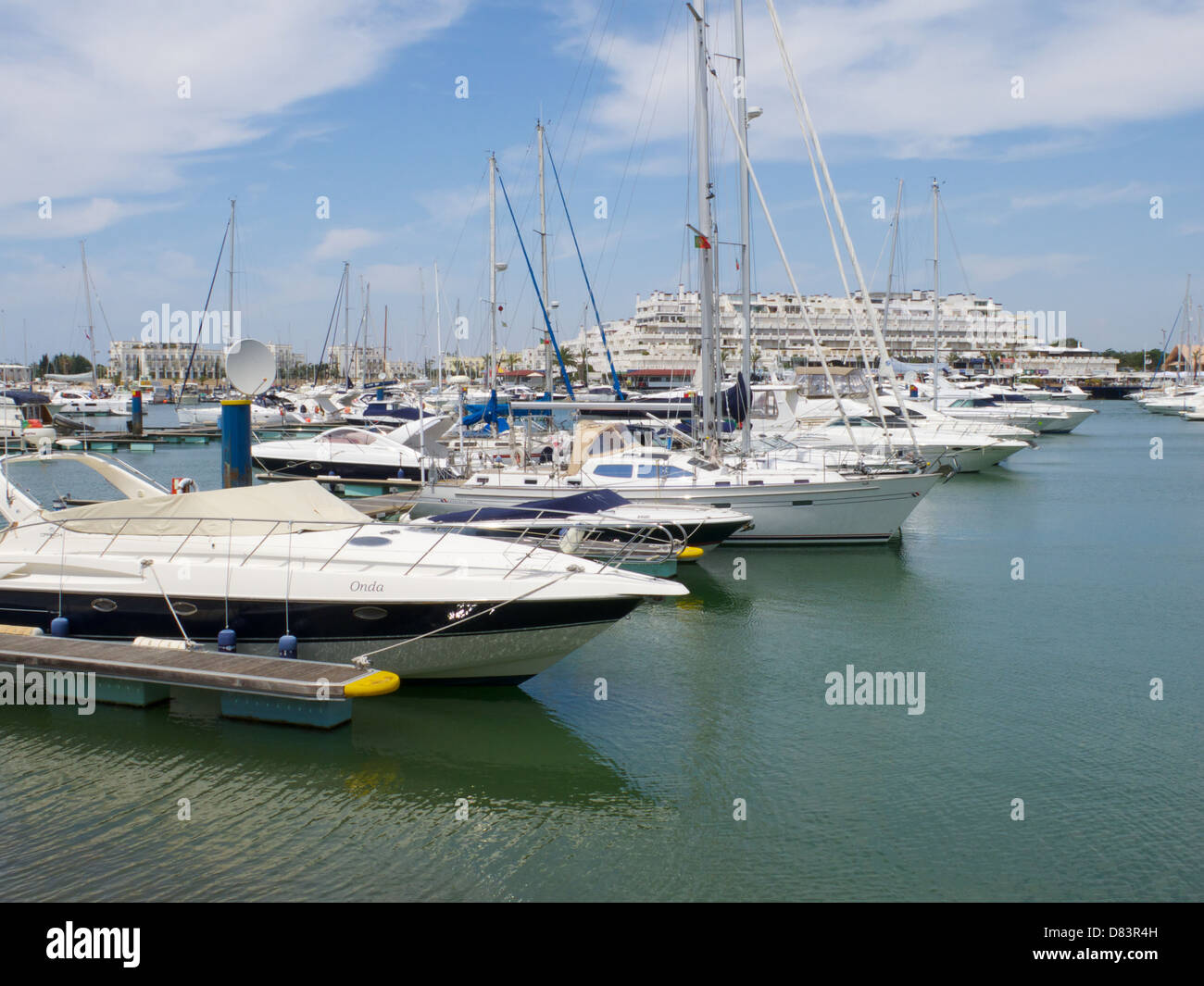 Luxus-Kreuzer in Vilamoura Marina, Algarve, Portugal Stockfoto