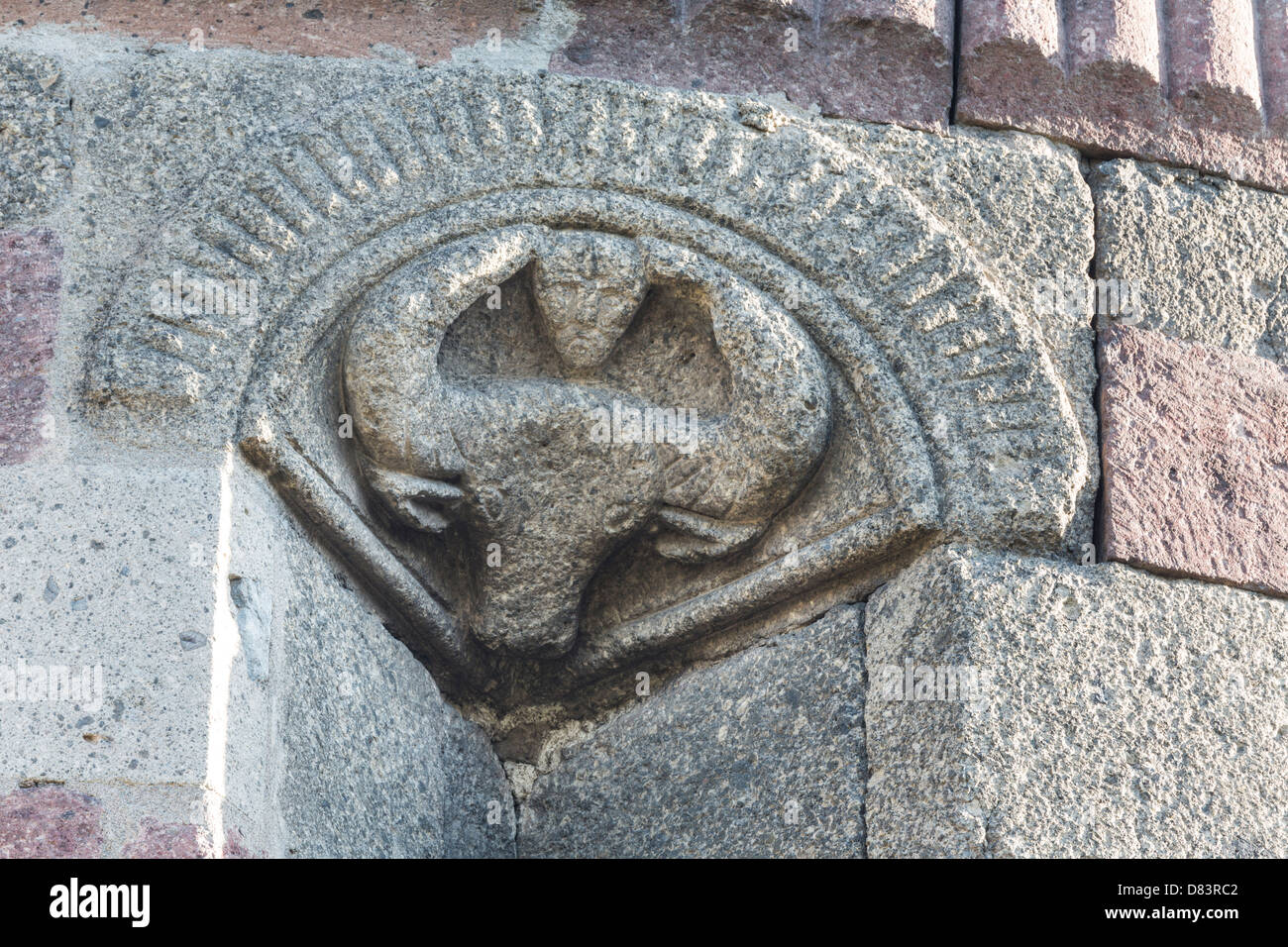 Detail der Steinschnitt von Bull mit Menschenkopf, Mausoleum von Emir Saltuk, Erzerum, Anatolien, Türkei Stockfoto